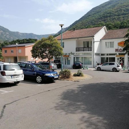 Motel And Restaurant Odusak Dreznjak Buitenkant foto