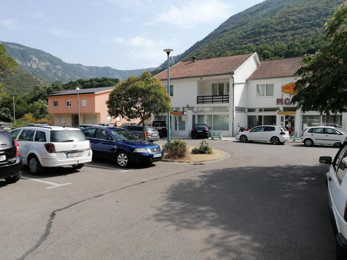 Motel And Restaurant Odusak Dreznjak Buitenkant foto
