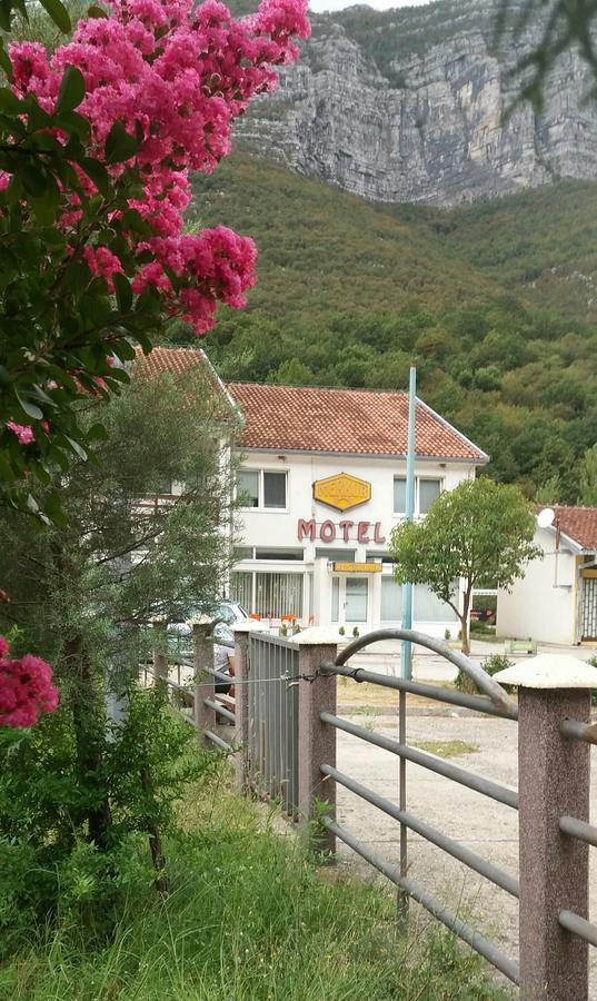 Motel And Restaurant Odusak Dreznjak Buitenkant foto
